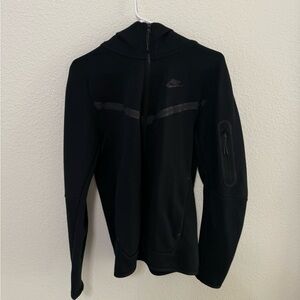 Black Nike Tech ( Worn twice ) Still looks brand new, no defects.